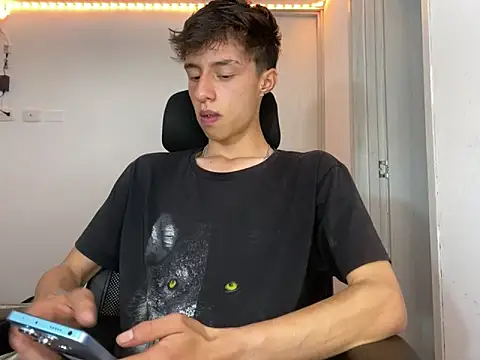 Snapshot of Juanmres chatting on 10/02/25, 01:09 Juanmres online show from 10/02/25, 01:09