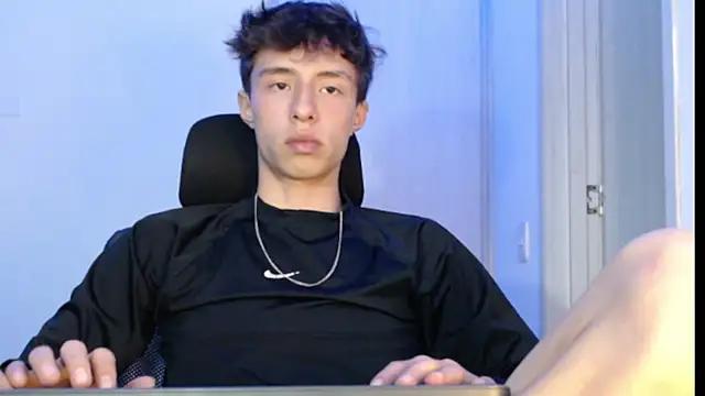 Snapshot of Juanmres chatting on 10/18/25, 02:57 Juanmres online show from 10/18/25, 02:57