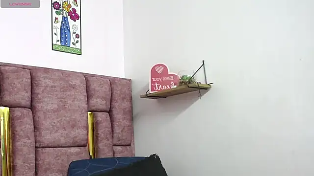 VICTORIAHANK  online show from 04/12/26, 07:17