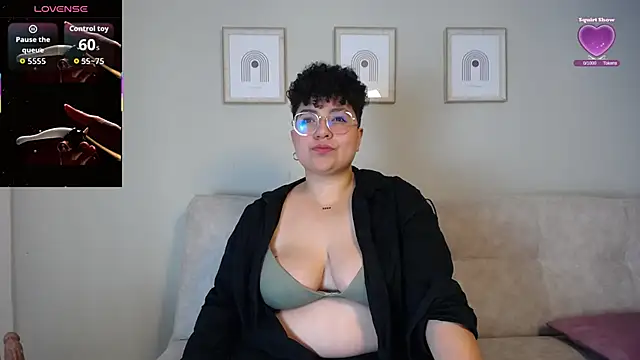 Snapshot of curly_cam_queen69 chatting on 10/01/25, 03:33 curly cam queen69 online show from 10/01/25, 03:33