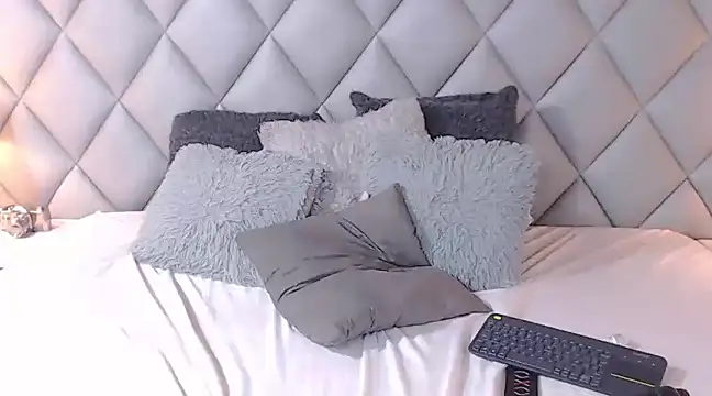 Snapshot of LalyCastro chatting on 02/11/25, 11:01 LalyCastro online show from 02/11/25, 11:01