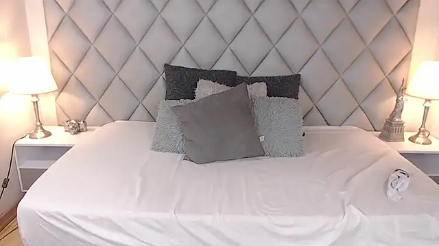 Snapshot of LalyCastro chatting on 02/16/25, 07:16 LalyCastro online show from 02/16/25, 07:16