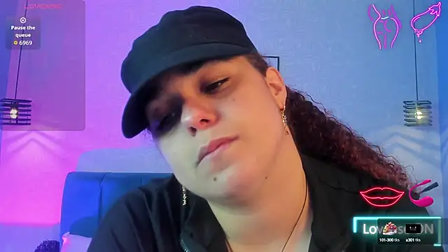 Snapshot of ninna_curly chatting on 10/17/25, 04:27 ninna curly online show from 10/17/25, 04:27