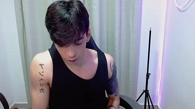 Snapshot of H3ll_B0I chatting on 09/27/25, 09:26 H3ll B0I online show from 09/27/25, 09:26