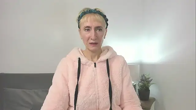 Snapshot of MargaretMilf69 chatting on 10/15/25, 03:09 MargaretMilf69 online show from 10/15/25, 03:09