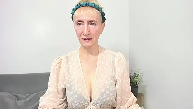 Snapshot of MargaretMilf69 chatting on 09/27/25, 07:03 MargaretMilf69 online show from 09/27/25, 07:03