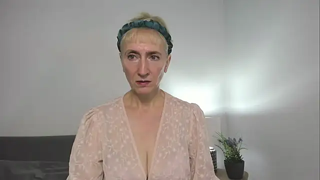 Snapshot of MargaretMilf69 chatting on 09/14/25, 06:58 MargaretMilf69 online show from 09/14/25, 06:58
