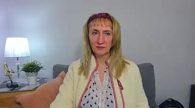 Snapshot of MargaretMilf69 chatting on 03/10/25, 04:25 MargaretMilf69 online show from 03/10/25, 04:25