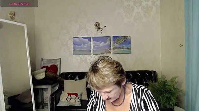 Snapshot of SexyGrandma_ chatting on 10/16/25, 03:42 SexyGrandma online show from 10/16/25, 03:42