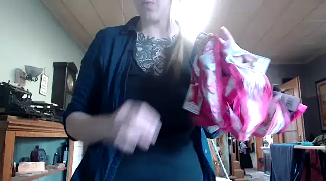 Snapshot of Astrid-Gilbert chatting on 02/19/25, 01:28 Astrid-Gilbert online show from 02/19/25, 01:28