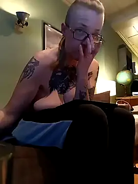 Snapshot of Astrid-Gilbert chatting on 02/14/25, 09:43 Astrid-Gilbert online show from 02/14/25, 09:43