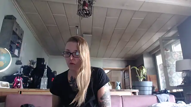 Snapshot of Astrid-Gilbert chatting on 02/21/25, 11:01 Astrid-Gilbert online show from 02/21/25, 11:01