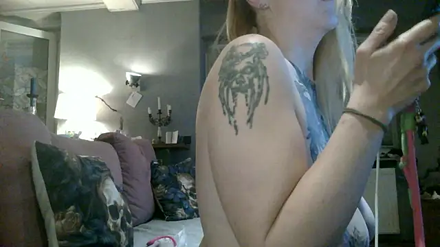 Snapshot of Astrid-Gilbert chatting on 12/14/25, 05:07 Astrid-Gilbert online show from 12/14/25, 05:07