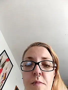 Snapshot of Astrid-Gilbert chatting on 09/27/25, 09:48 Astrid-Gilbert online show from 09/27/25, 09:48