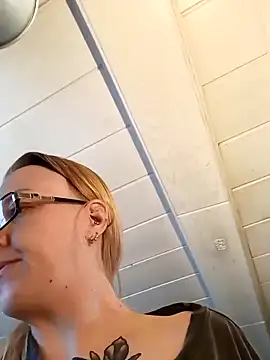 Snapshot of Astrid-Gilbert chatting on 10/29/25, 08:02 Astrid-Gilbert online show from 10/29/25, 08:02