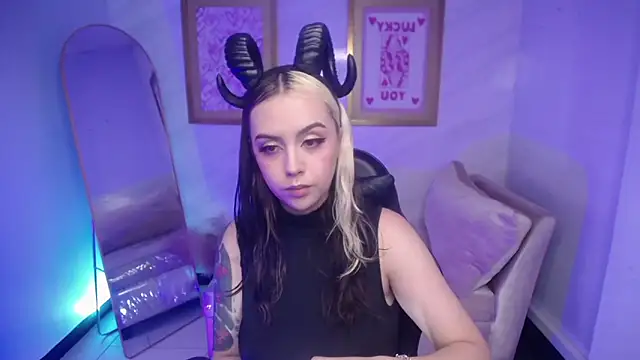 Snapshot of Hela_v chatting on 10/31/25, 12:46 Hela v online show from 10/31/25, 12:46