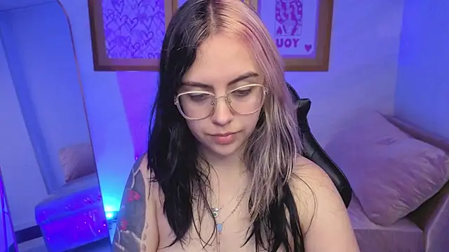 Snapshot of Hela_v chatting on 01/10/26, 08:04 Hela v online show from 01/10/26, 08:04