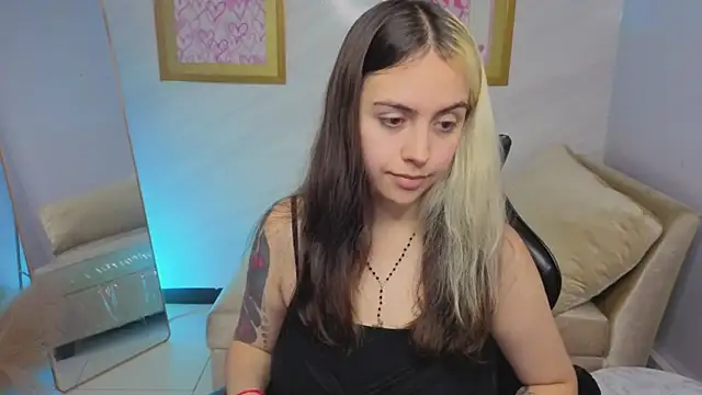 Snapshot of Hela_v chatting on 11/27/25, 07:58 Hela v online show from 11/27/25, 07:58