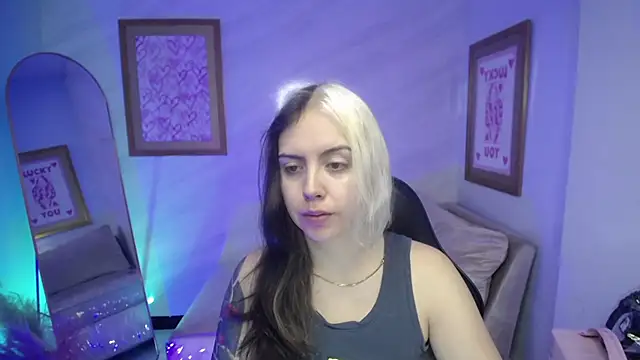 Snapshot of Hela_v chatting on 09/25/25, 11:49 Hela v online show from 09/25/25, 11:49