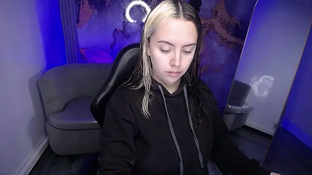 Snapshot of Hela_v chatting on 11/08/25, 12:42 Hela v online show from 11/08/25, 12:42