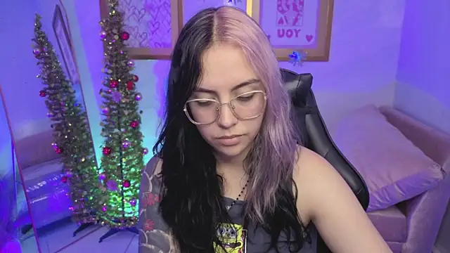 Snapshot of Hela_v chatting on 12/22/25, 07:58 Hela v online show from 12/22/25, 07:58