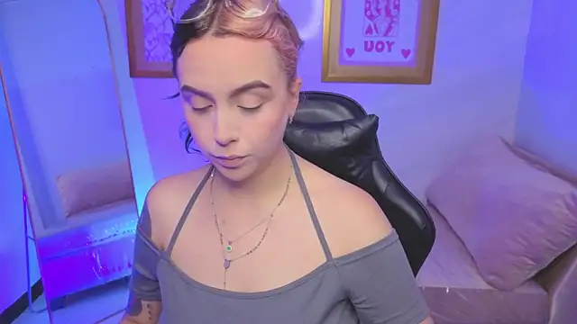 Snapshot of Hela_v chatting on 01/14/26, 08:12 Hela v online show from 01/14/26, 08:12