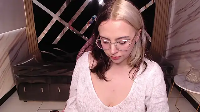 Snapshot of Hela_v chatting on 03/10/25, 06:12 Hela v online show from 03/10/25, 06:12