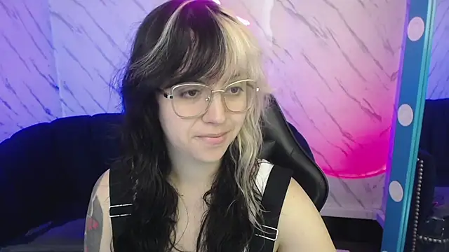 Snapshot of Hela_v chatting on 02/21/26, 01:13 Hela v online show from 02/21/26, 01:13