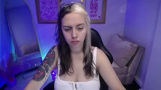 Snapshot of Hela_v chatting on 09/30/25, 12:00 Hela v online show from 09/30/25, 12:00
