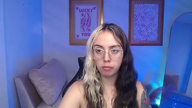 Snapshot of Hela_v chatting on 11/24/25, 08:09 Hela v online show from 11/24/25, 08:09