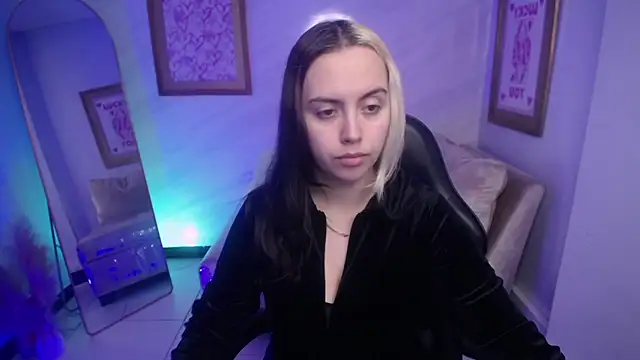 Snapshot of Hela_v chatting on 09/24/25, 12:11 Hela v online show from 09/24/25, 12:11