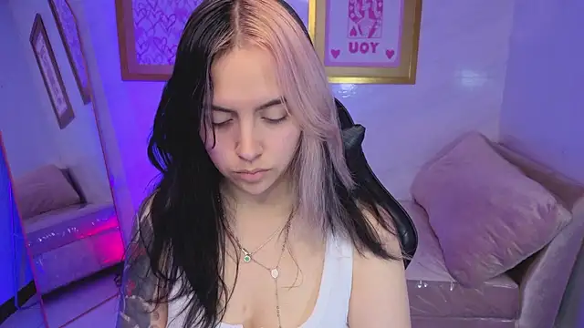 Snapshot of Hela_v chatting on 01/08/26, 08:04 Hela v online show from 01/08/26, 08:04