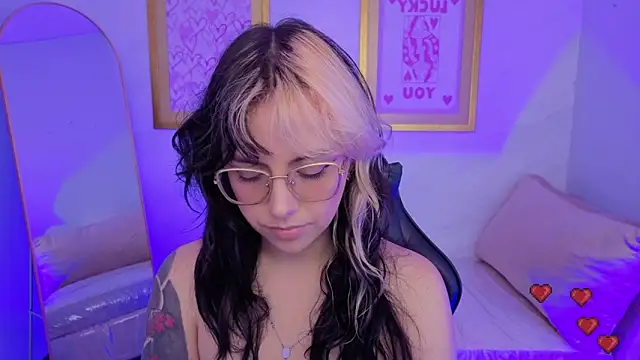 Snapshot of Hela_v chatting on 02/17/26, 08:06 Hela v online show from 02/17/26, 08:06