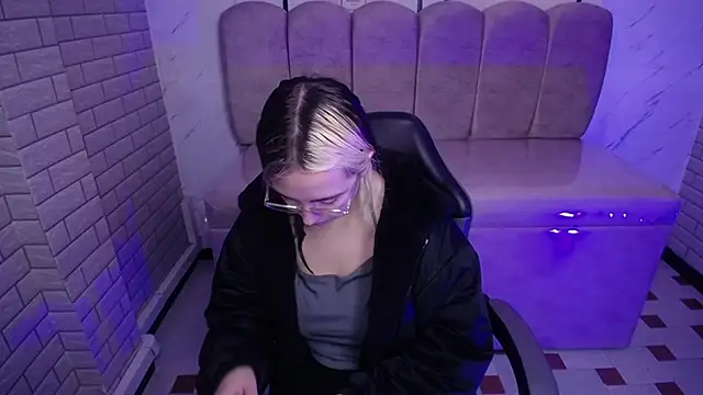 Snapshot of Hela_v chatting on 11/15/25, 11:58 Hela v online show from 11/15/25, 11:58