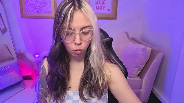 Snapshot of Hela_v chatting on 12/03/25, 07:57 Hela v online show from 12/03/25, 07:57