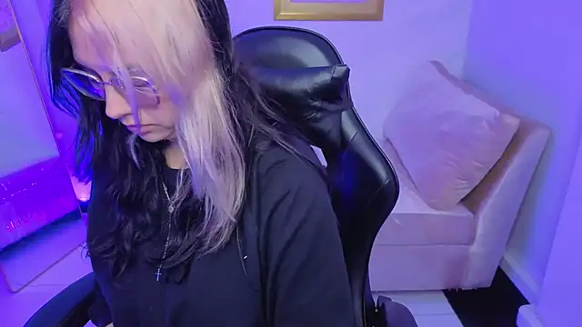 Snapshot of Hela_v chatting on 01/16/26, 08:02 Hela v online show from 01/16/26, 08:02