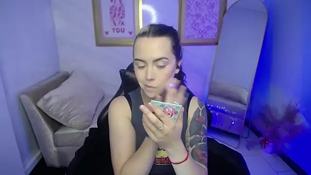 Snapshot of Hela_v chatting on 11/07/25, 01:04 Hela v online show from 11/07/25, 01:04