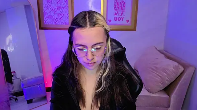 Snapshot of Hela_v chatting on 11/26/25, 08:09 Hela v online show from 11/26/25, 08:09