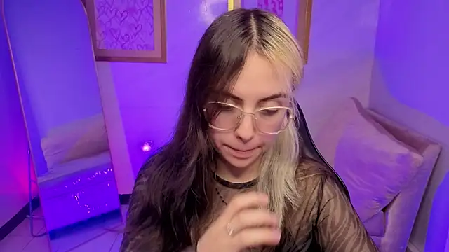 Snapshot of Hela_v chatting on 11/28/25, 08:09 Hela v online show from 11/28/25, 08:09