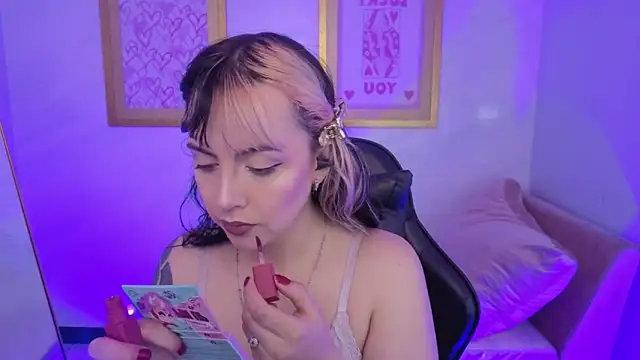 Snapshot of Hela_v chatting on 02/05/26, 08:04 Hela v online show from 02/05/26, 08:04