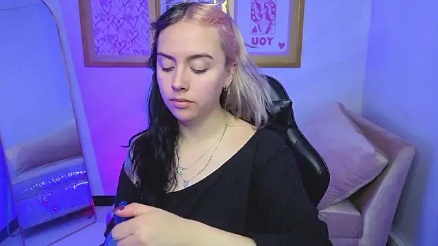 Snapshot of Hela_v chatting on 01/09/26, 08:05 Hela v online show from 01/09/26, 08:05