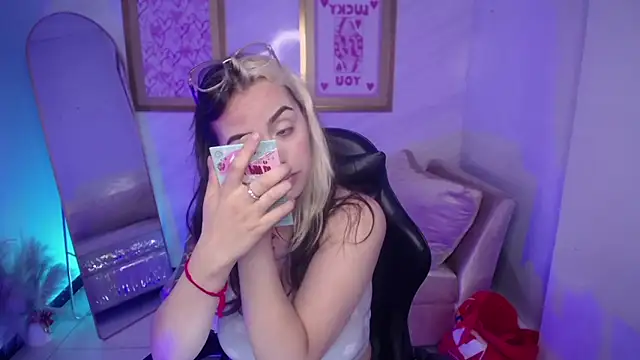 Snapshot of Hela_v chatting on 11/10/25, 08:25 Hela v online show from 11/10/25, 08:25