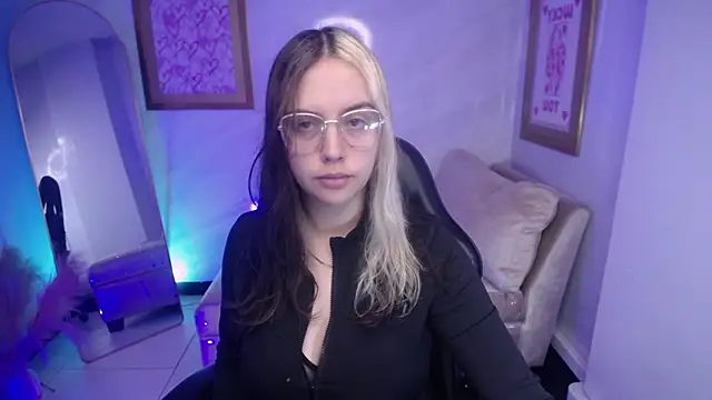 Snapshot of Hela_v chatting on 09/19/25, 12:09 Hela v online show from 09/19/25, 12:09