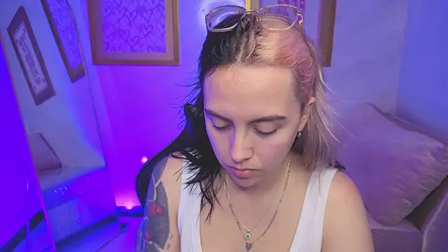 Snapshot of Hela_v chatting on 01/15/26, 08:12 Hela v online show from 01/15/26, 08:12