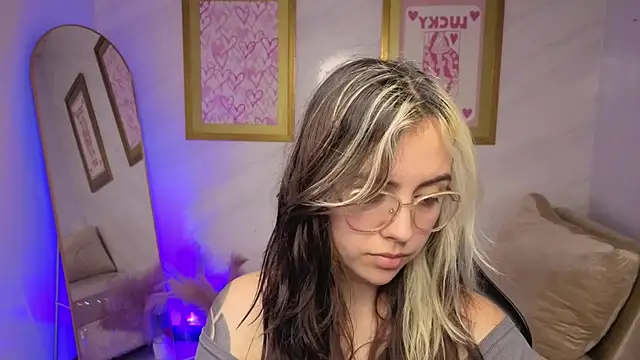 Snapshot of Hela_v chatting on 12/04/25, 08:08 Hela v online show from 12/04/25, 08:08