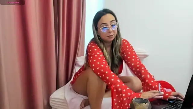 Snapshot of LadyLyanna chatting on 06/17/26, 11:53 LadyLyanna online show from 06/17/26, 11:53