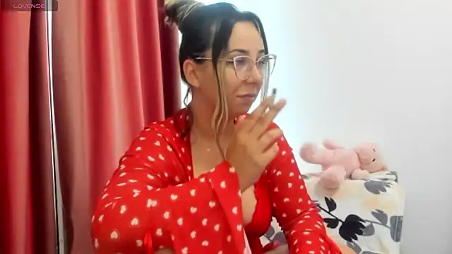 Snapshot of LadyLyanna chatting on 07/18/26, 12:36 LadyLyanna online show from 07/18/26, 12:36