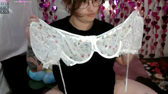 Snapshot of MrsJess chatting on 05/04/26, 02:15 MrsJess online show from 05/04/26, 02:15