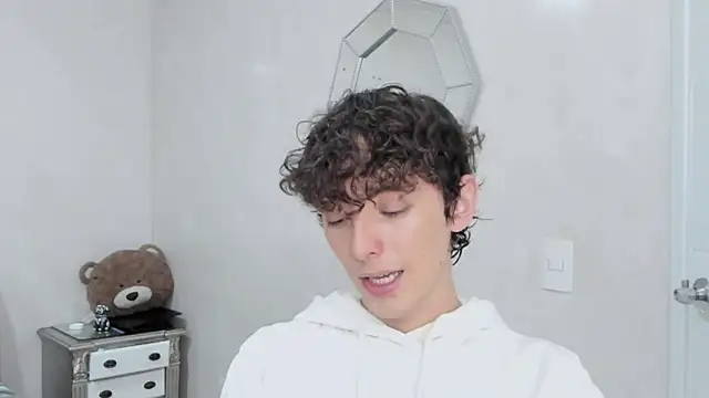 Snapshot of miketwink chatting on 02/15/26, 09:03 miketwink online show from 02/15/26, 09:03