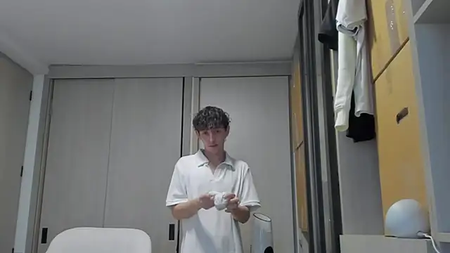 Snapshot of miketwink chatting on 09/20/25, 10:37 miketwink online show from 09/20/25, 10:37